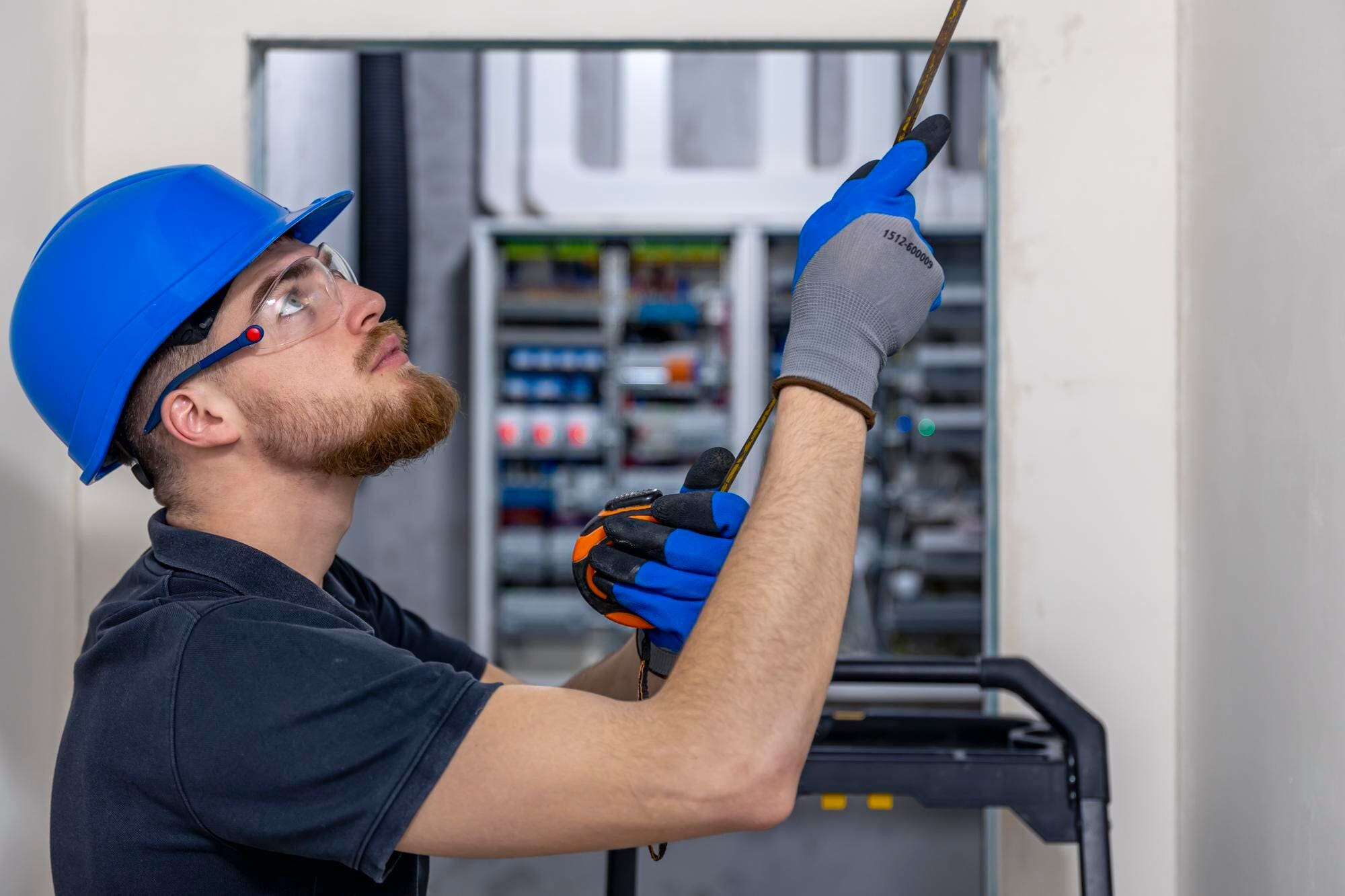 electricista instalando cables electricos techo dentro casa 169016 55378